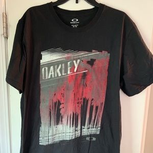 Men’s Oakley tee